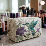 Necessaire acolchoada com estampa de beija-flor e flores | Delicadeza Alada